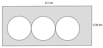 Det grå området er et rektangel minus tre like sirkler. Rektangelet har sidelengder 8,2 cm og 0,36 dm.